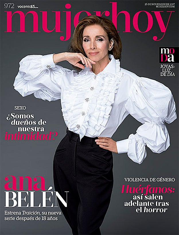 Ana Belén luce en la portada de Mujerhoy camisa y pantalón de Dolce&Gabbana y pendiente de Them Bones. El estilismo es de José Herrera.