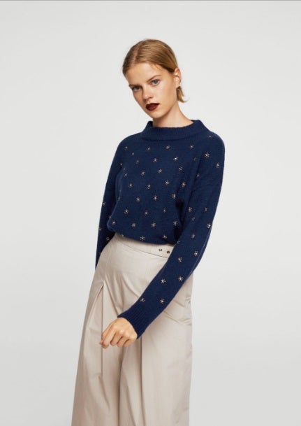 Jersey azul oscuro con apliques decorativos de Mango: 35,99 euros.