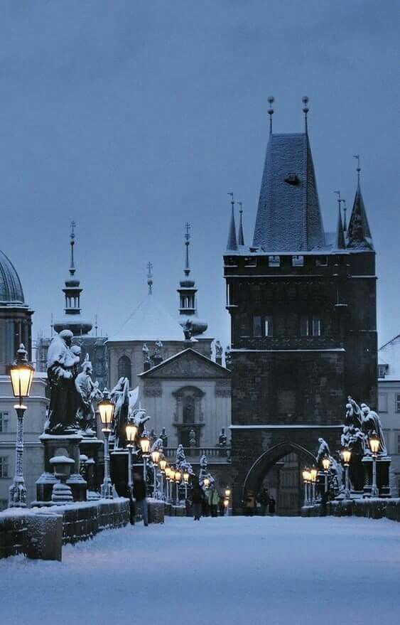 El famoso puente de Carlos, casi sin nadie paseando por sus calles nevadas.