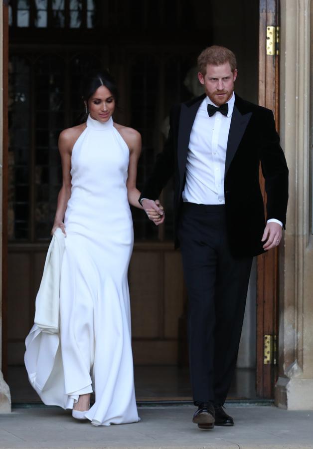 Para la fiesta de su boda, Meghan Markle se ha vestido como la estrella de la pantalla que es, y ha elegido un impresionante y sofisticado diseño de Stella McCartney con escote halter.