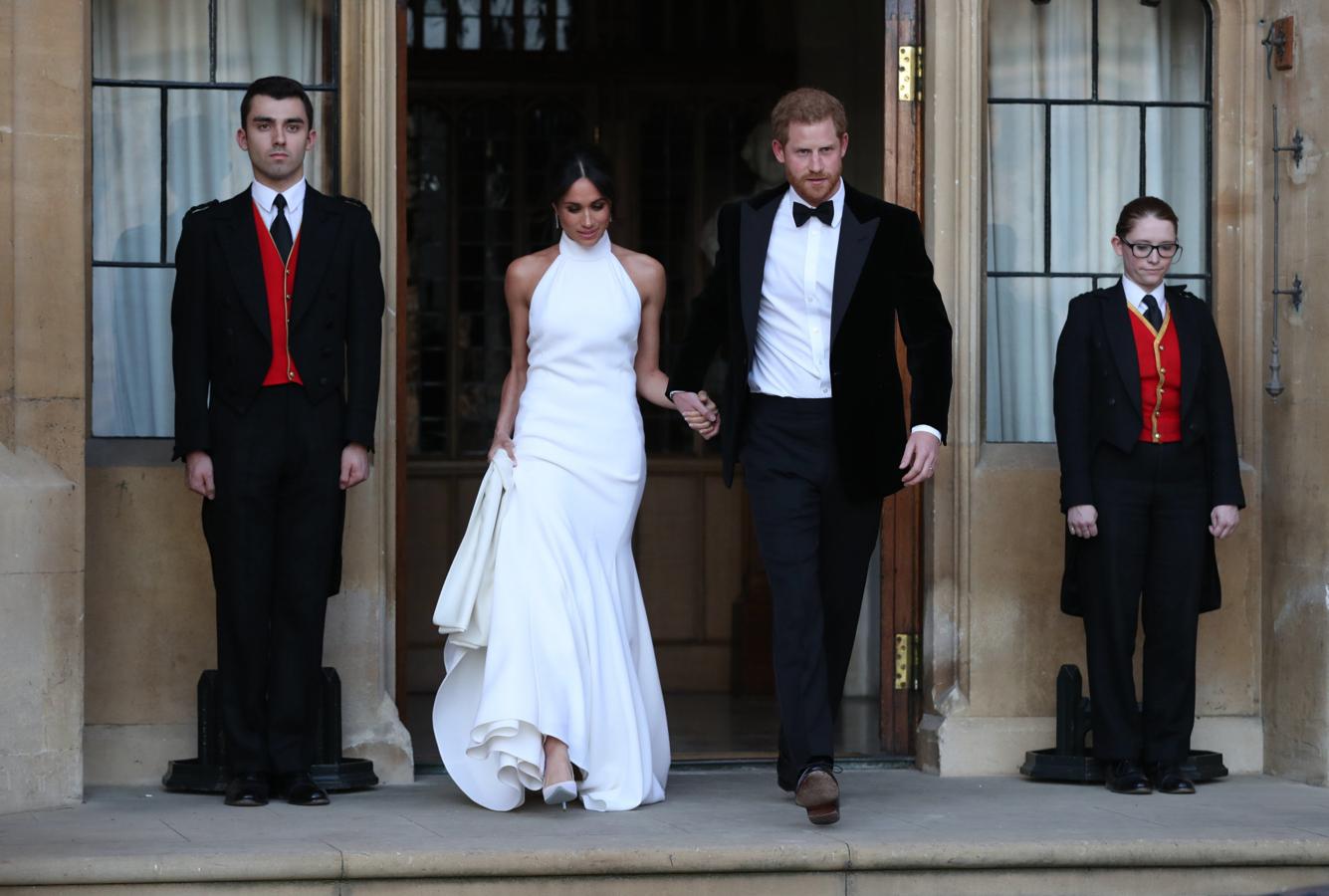 Una vez terminada la ceremonia, Meghan Markle ha cambiado su vestido princesa de Givenchy (las fotos, en detalle, más abajo y  aquí ) por este impresionante diseño de Stella McCartney digno de la mejor alfombra roja de Hollywood.
