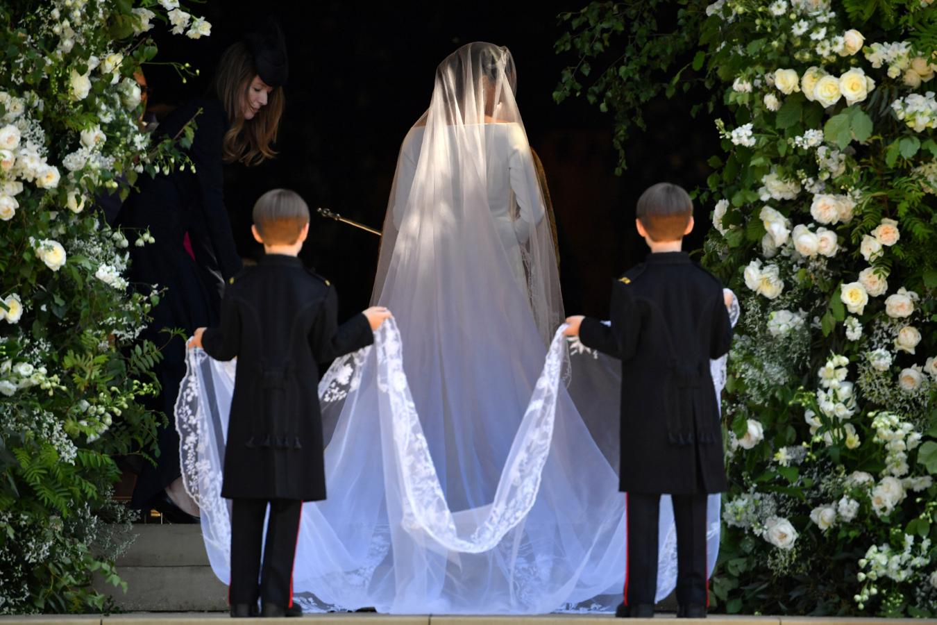 Meghan Markle ha confiado en Clare Waight Keller, directora creativa de Givenchy, y ha lucido un vestido de novia minimalista con impresionante velo de tul bordado.