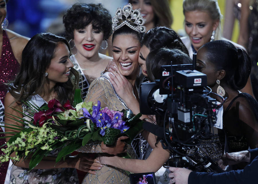 La sudafricana Demi-Leigh Nel-Peters recibe las felicitaciones de sus compañeras tras ser coronada como Miss Universo 2017.