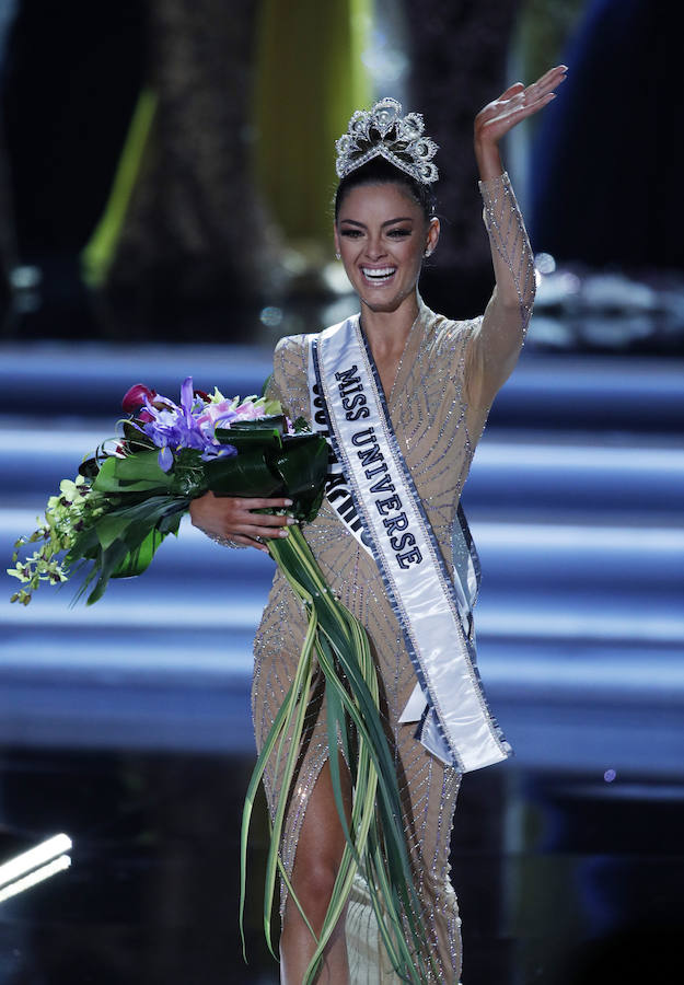 La sudafricana Demi-Leigh Nel-Peters saluda al público tras ser coronada como Miss Universo 2017.