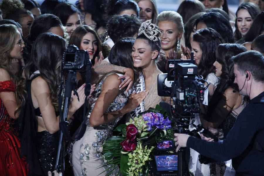 La sudafricana Demi-Leigh Nel-Peters recibe las felicitaciones de sus compañeras tras ser coronada como Miss Universo 2017.