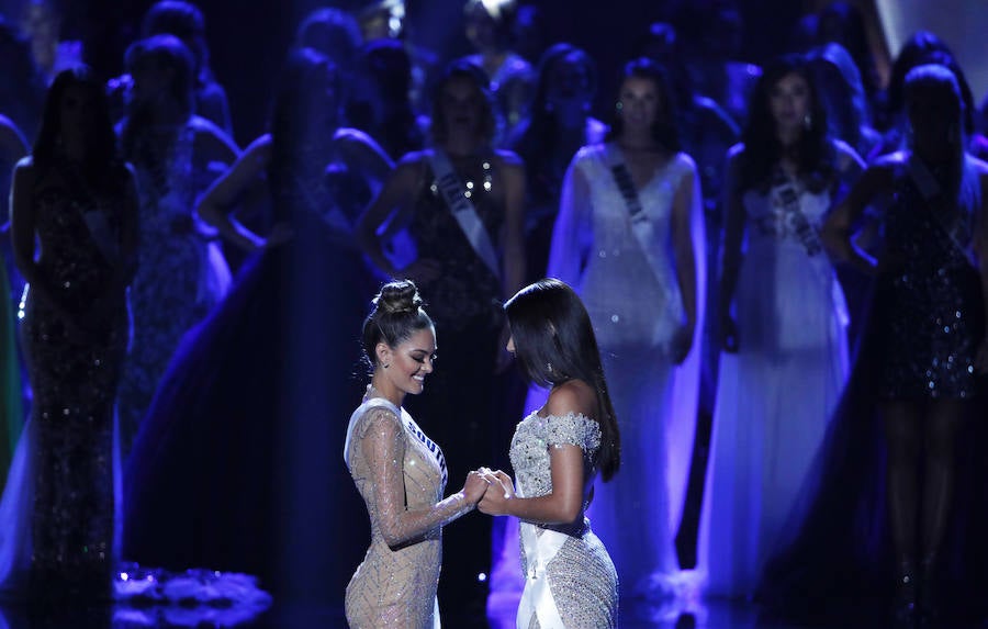 Miss Sudráfrica y Miss Colombia se dan las manos poco antes de saber cuál de las dos sería la ganadora de Miss Universo 2017. Finalmente la triunfadora sería la sudafricana Demi-Leigh Nel-Peters.