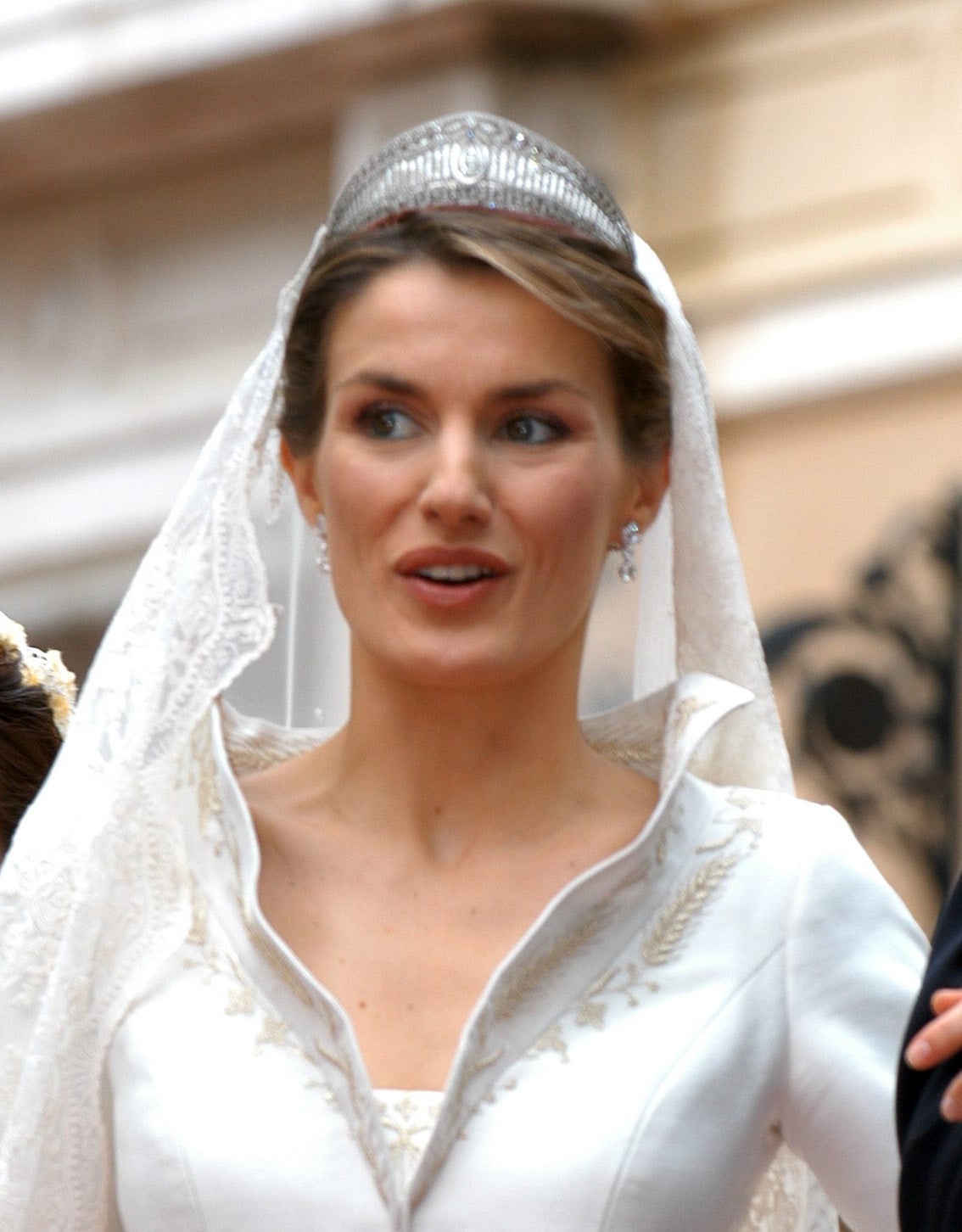 ¿Se inspirará Meghan Markle en nuestra reina? Letizia optó por un recogido bajo con raya lateral, adornado con tiara y velo.