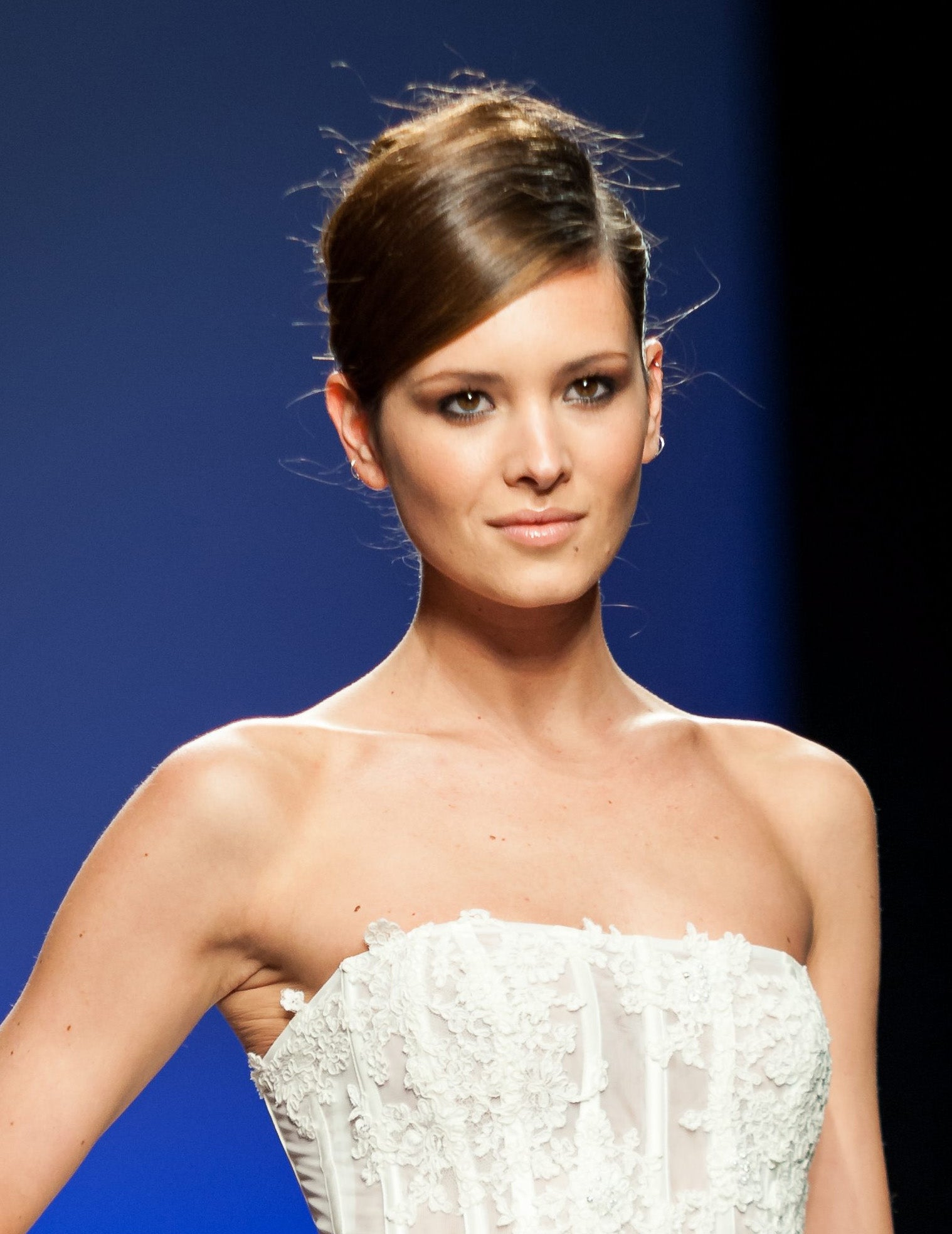 Si quiere imitar a las estrellas de Hollywood y lucir un look sixties, Meghan Markle podría lucir un peinado así: un moño con raya lateral y volumen en la coronilla.