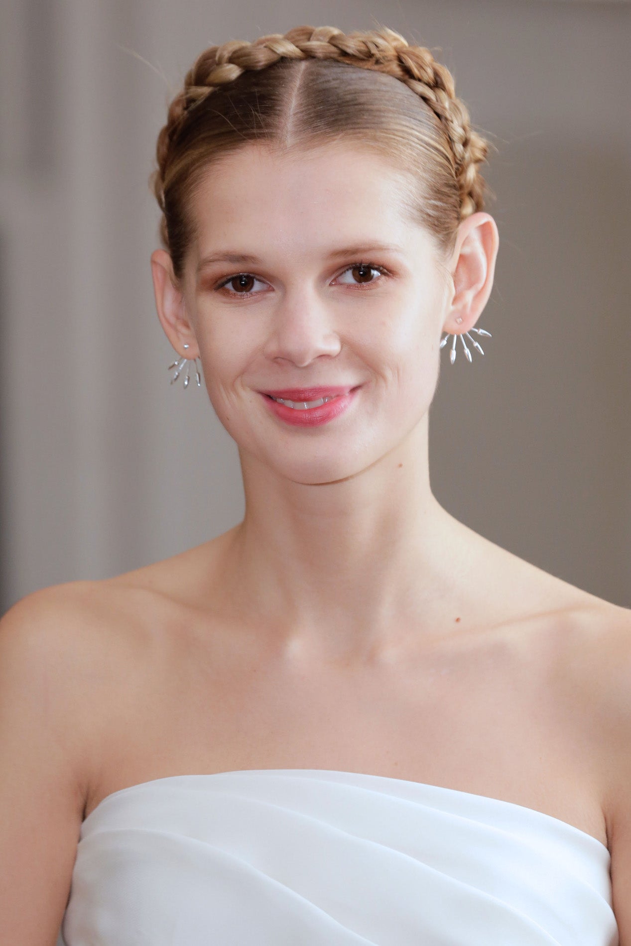 Arriesgado pero romántico y muy favorecedor. ¿Se atreverá Meghan Markle con un recogido adornado con una trenza en corona?