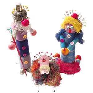 ¡Es hora de darle utilidad al costurero! Ya que apenas tenemos cosas que arreglar, nuestros hilos van a cobrar vida. Utilizando para el cuerpo de tus figuras, las bobinas de hilo, podrás usar para los rasgos y detalles también los pequeños botones, alfileres, o combinar colores de hilos. ¡Incluso el dedal te puede ayudar y no sólo a no pincharte!