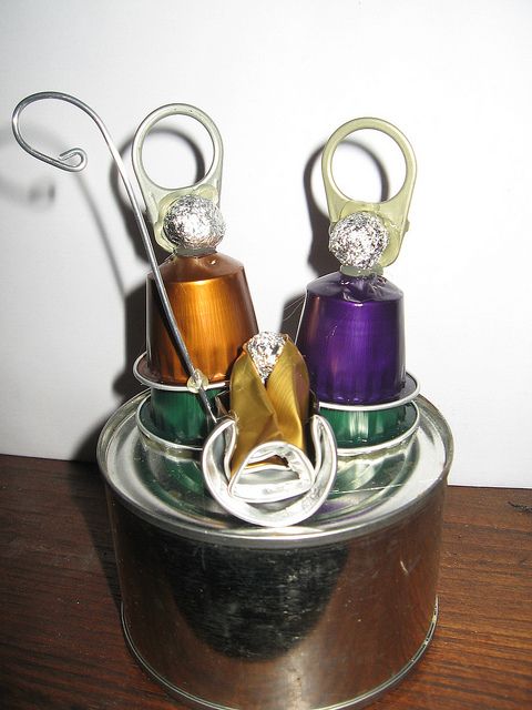 No podíamos resistirnos a poner otro de los ejemplares con cápsulas de cafés. Además de original, seguro que pocos encontrarás igual. En este caso puedes utilizar como base una lata, o un CD como en el anterior, y evitar utilizar arena u otros materiales que manchen más.