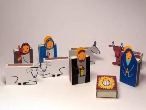 ¡Cajas de cerillas! El Belén de Navidad con cajas de cerillas abre la galería como uno de los belenes más originales. Aprovechamos que encenderemos las velas para ambientar, y hacerlo de la manera más tradicional. Con cerillas. Así, con folios y colores, crearemos nuestro Belén.