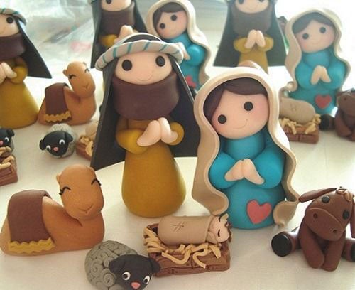 Uno de los materiales más comunes para hacer manualidades es la plastilina. ¡Maravilloso y sencillo! Además de las figuras, puedes crear también el ambiente, un pequeño pasto, una casita o corral... Es muy fácil de usar, te tomará poco tiempo y ¡no habrá otro igual!