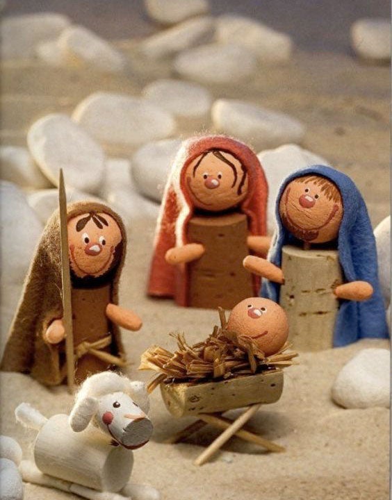 ¡Súmamos algo más de materiales! Aunque te parezca una elaboración más compliada en realidad es muy sencillo. Tan sólo necesitas: corchos, fieltro o pañolenci, arcilla o en su lugar plastilina y palillos. Añadir arena, un pasto creativo con papel o piedras dará más forma a tu entorno. ¡Tu Belén puede ser el más original!