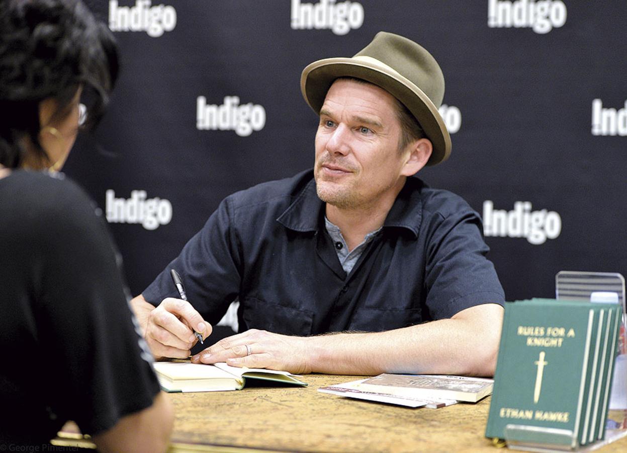 Ethan Hawke en una firma de libros de su publicación: Rules for a Knight.