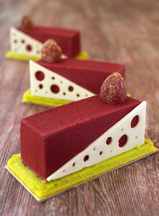 ¡Tarta de queso! Esta vez con una envoltura de frutos rojos y una base de bizcocho de color.