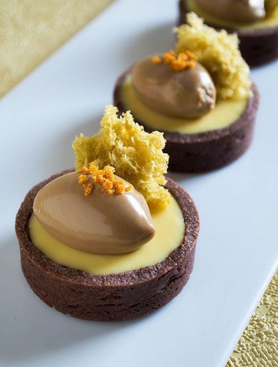 Esta vez sobre base de chocolate, la crema es la reina. Puedes también añadirle a estos postres leche condensada que el dará un toque dulce sin duda, pero más especial.