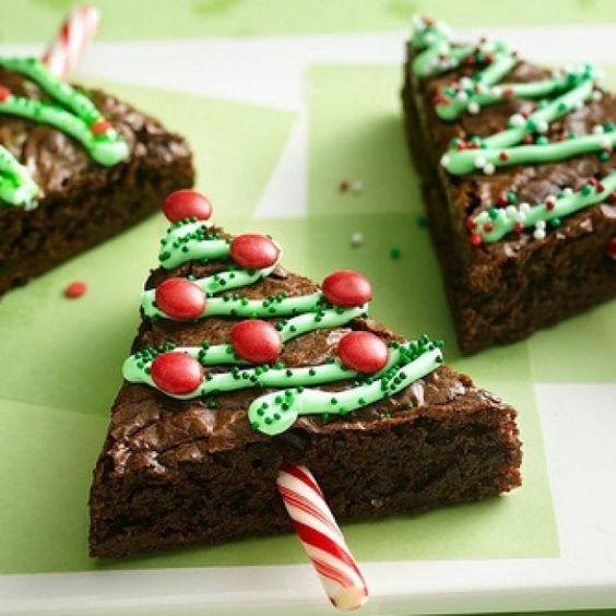 Y por si no tenías suficiente con tu árbol de Navidad. Dale forma a tus brownies y decóralo con mezclas de azucar y colorantes, lacasitos... ¡y lo que quieras!