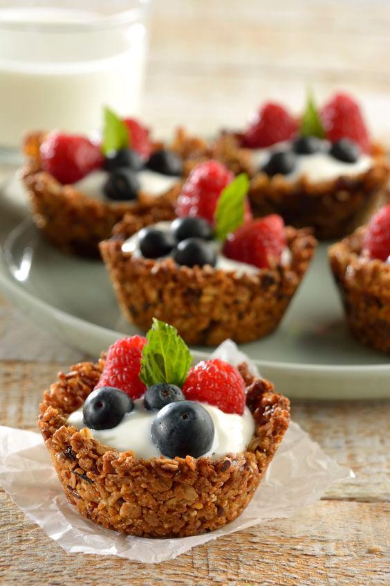 También puedes apostar por motivos frutales. En este caso con una base de cereales, añades yogurt, mus o crema y le pones las frutas que quieras, creando los sabores más personales y originales que se te ocurran.
