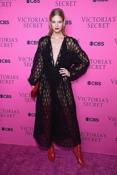 El negro siempre es un acierto para la noche, por eso Nadie Leopold se decantó por él. Eso sí, para que no resultara aburrido, optó por un diseño red que combinó con botas rojas.