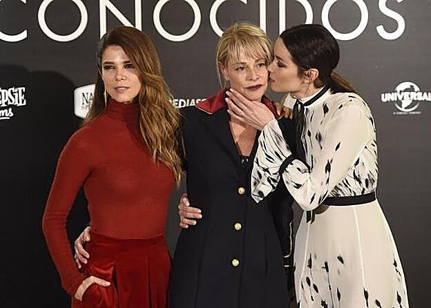 Belén Rueda arropada por sus compañerasDafne Fernández y Juana Costa.