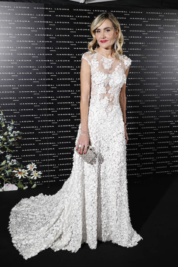Clara Courel apostó por un vestido de estilo nupcial para acudir a la fiesta de Hannibal Laguna.