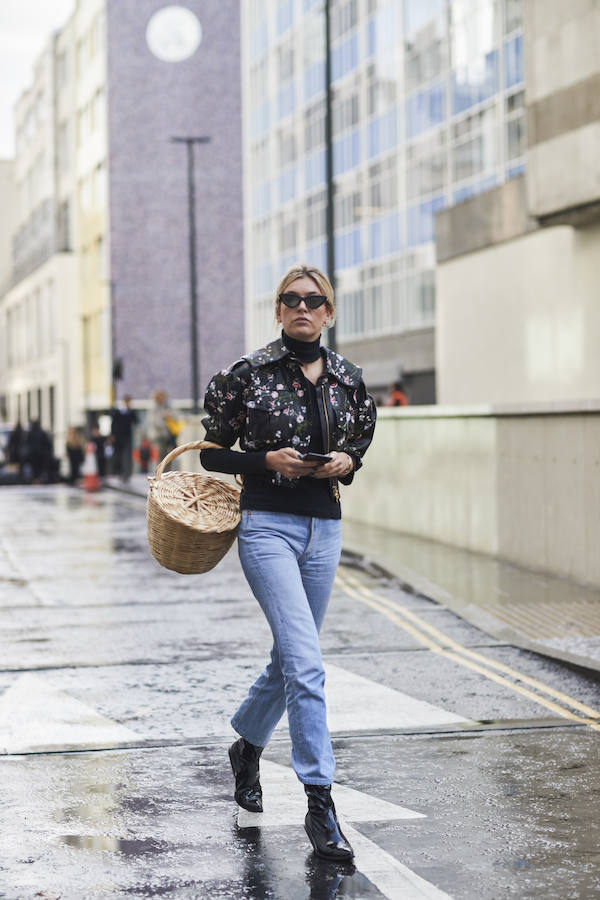 Las cestas de Caperucita roja le dan un toque rústico a los looks urbanitas de vaqueros, botines y chaqueta de cuero.