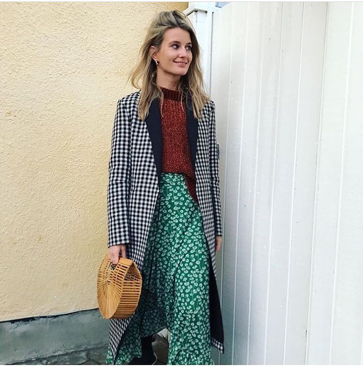 Otros de los best sellers del verano fueron las cestas en forma de media luna de Cult Gaia. Las más atrevidas la combinan con mix de estampados y looks invernales.