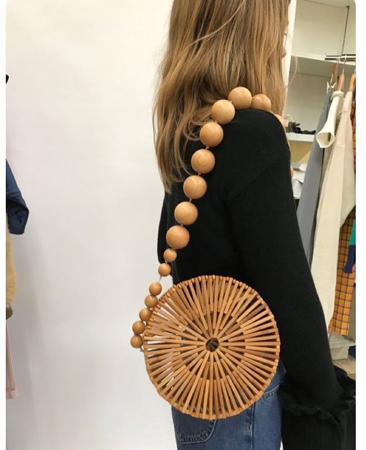 La versión redonda del bolsod e Cult Gaia también es otro must have este otoño.