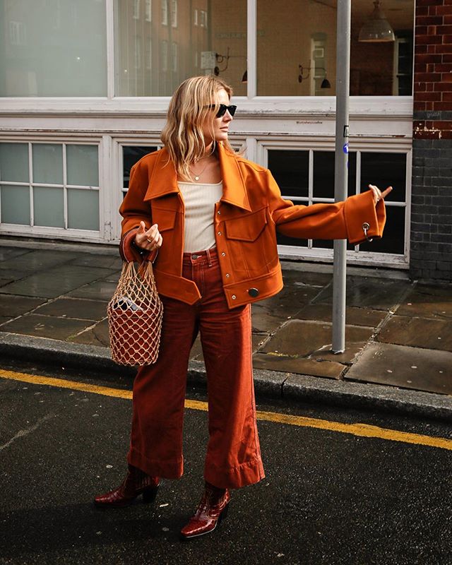 Lucy Williams combinó un look otoñal de pana con una 'fishnetbag' con cesto de piel que ya le habíamos visto meses atrás en sus fotos en bañador.