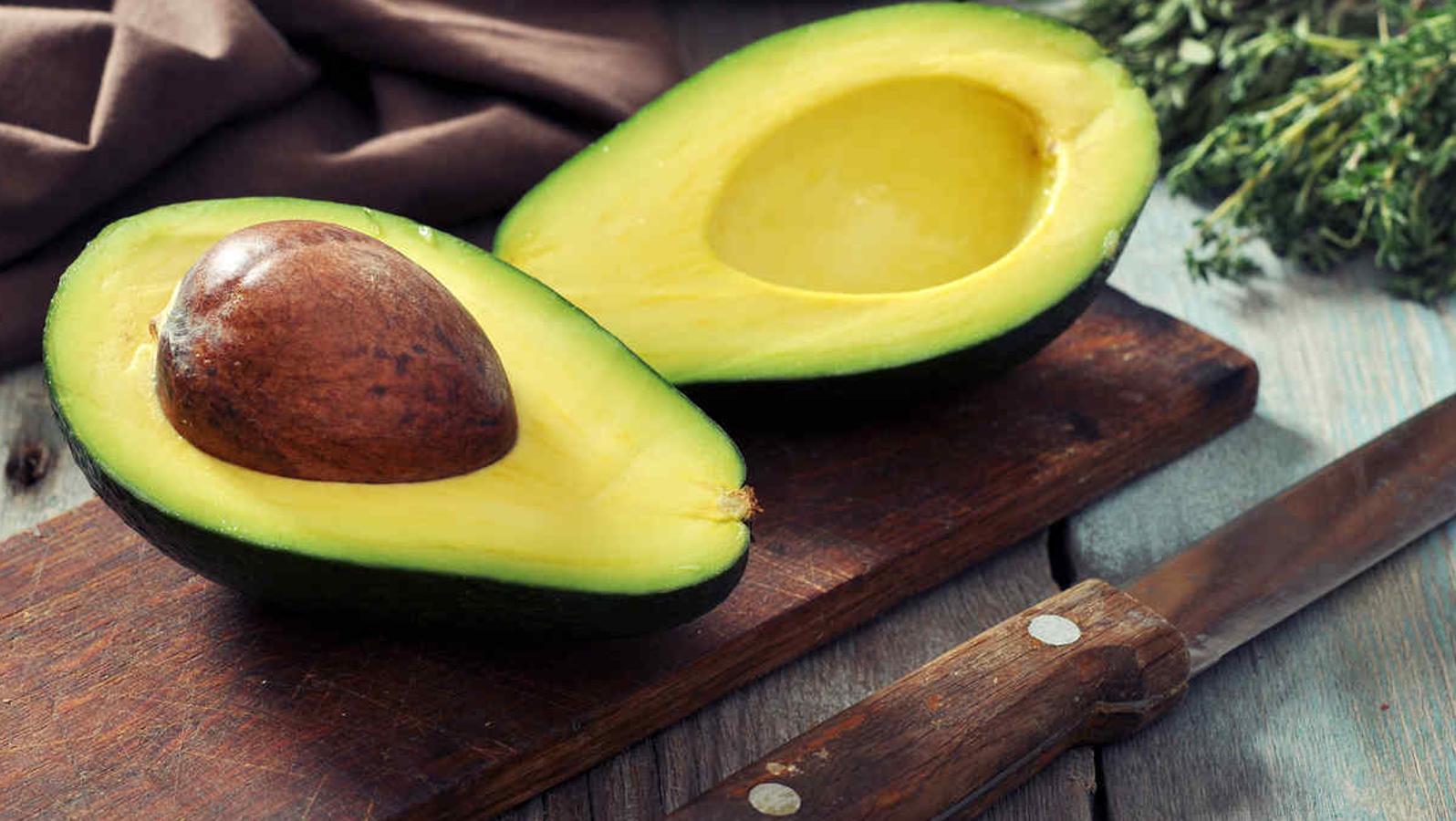 Puede que sea precisamente uno de los alimentos que más contribuyen a nuestra belleza gracias a su contenido rico en grasas monoinsaturadas; vitaminas A, C, E y K; ácido linoleico y linolénico; así como potasio, hierro y cobre. Si lo sumamos todo, obtenemos un potente antioxidante que lucha contra el envejecimiento de la piel y ayuda a combatir las afecciones más comunes, como son el acné, la dermatitis o la psoriasis..