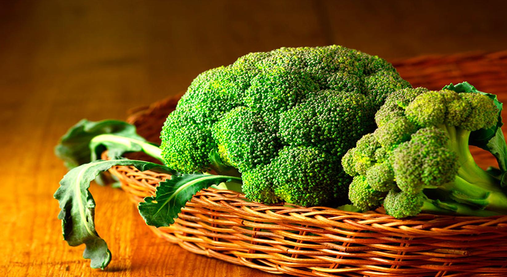 Lo sabemos, no es precisamente un alimento del que una tenga antojo, pero se ha convertido en todo un‘must’si lo que quieres es presumir de piel luminosa, suave y atractiva. Además de su poder antioxidante, el brócoli es rico en vitamina A, B, C, E, K y ácidos grasos Omega 3. ¿Y qué consigue todo este cóctel? Pues proteger la piel de los rayos solares, retrasar la aparición de las arrugas, ganar en flexibilidad y tonicidad, y desintoxicar el organismo (¡incluida tu piel!).contiene vitamina A y antioxidantes que combaten los radicales libres que afectan a la piel.