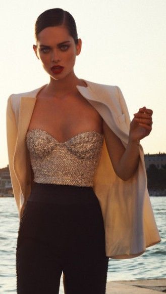 Puedes optar por llevar pantalones de talle alto, con body con palabra de honor y blazer. Recuerda recogerte el pelo, queda mucho mejor.