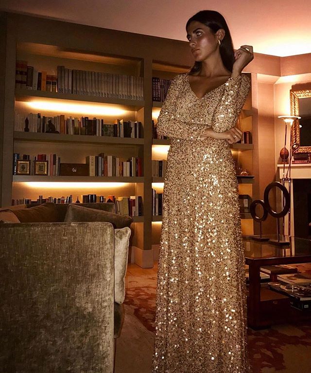 Maravilloso vestido largo con lentejuelas. Si, además, te planchas el pelo y lo llevas por detrás de la oreja, conseguirás un look muy sofisticado y elegante.