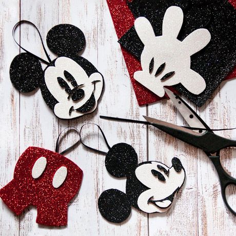 Mickey Mouse siempre se nos cuela... Y es que este personaje es tan original que se presta para todo. ¡Dale vida en tu árbol!