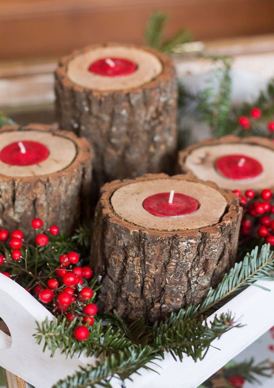 En este caso, las velas están sobre portadores hechos con madera y llevan ramitas a su alrededor. ¡Puede ser un centro de mesa perfecto!