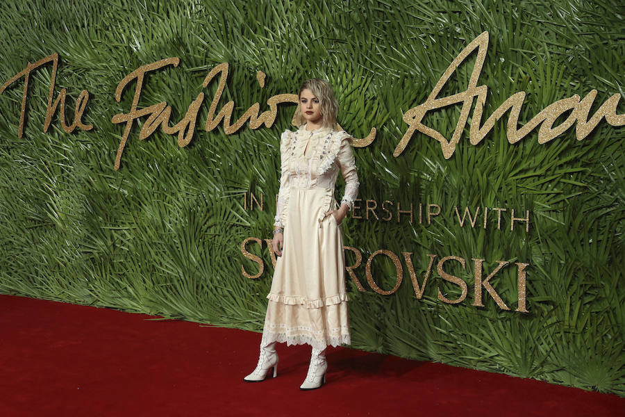 El look de Selena Gomez fue uno de los más originales de la noche. Escogió un vestido lencero de estilo retro de Coach y unas botas blancas de la misma firma