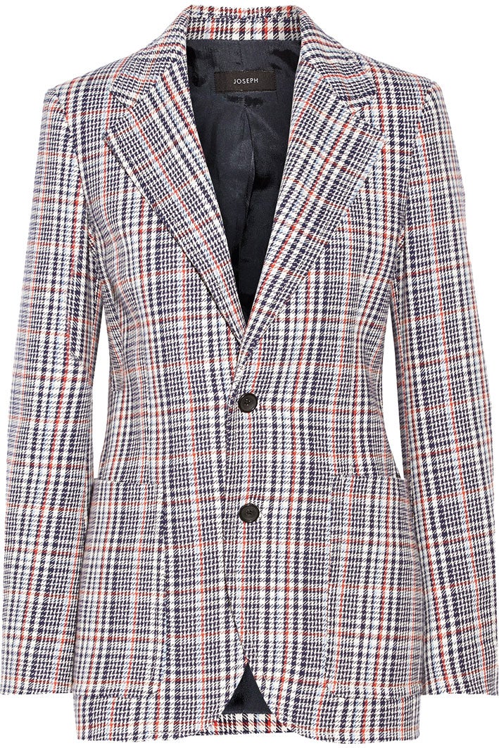 Mantiene las hombreras y patronaje amplio de los sastres de los 80 (recuerda a Melanie Griffith de 'Armas de mujer') como esta americana de Joseph