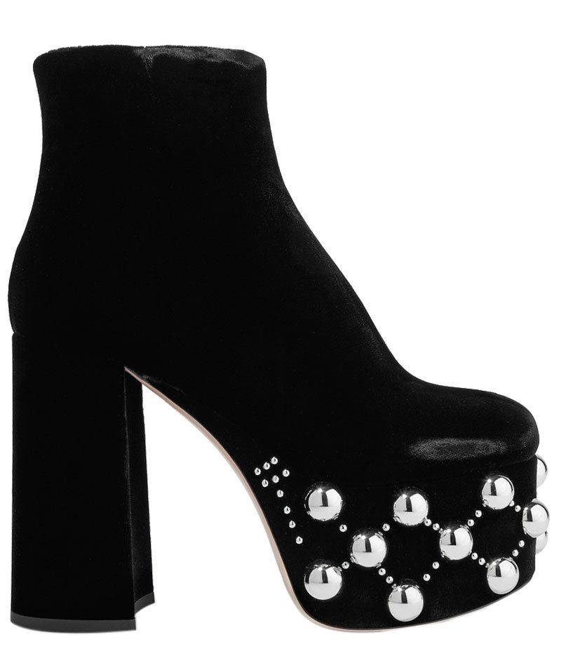 Además, añade complementos rotundos, como estos botines de plataforma de MIU MIU