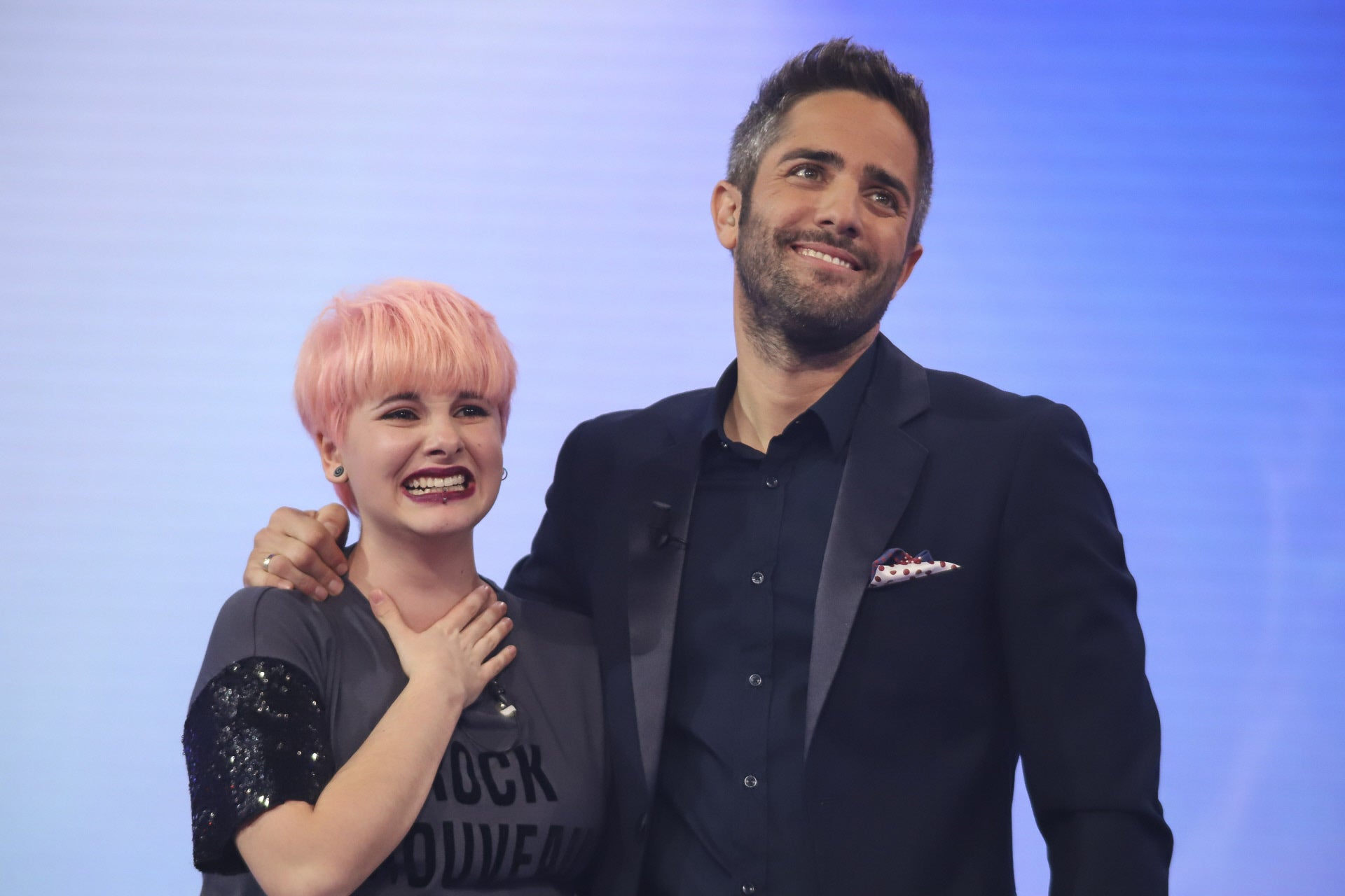 Marina Rodríguez con un pixie rosa en su despedida de OT 2017, junto a Roberto Leal, presentador de esta edición.