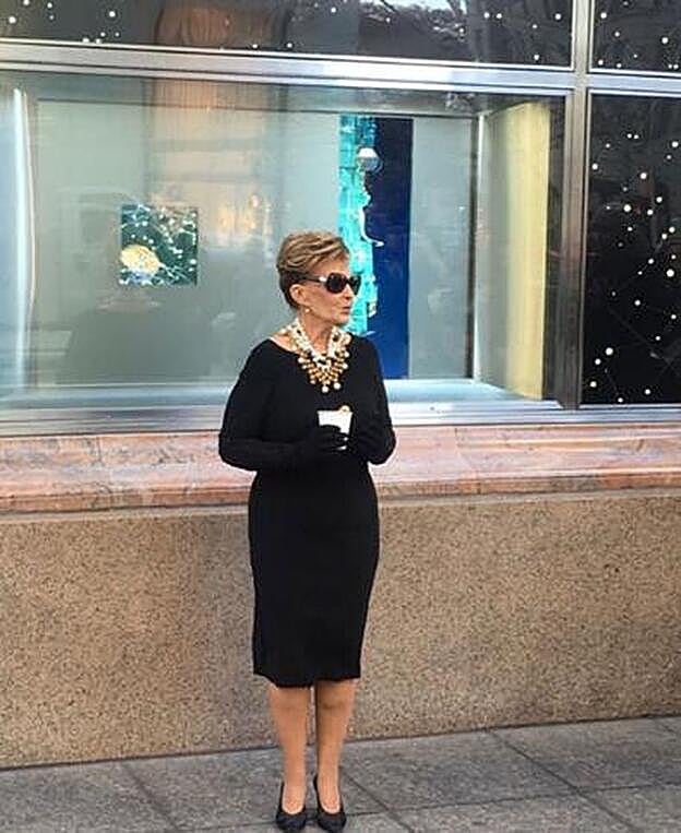 La periodista María Teresa Campos al estilo de Audrey Hepburn en 'Desayuno con diamantes'.