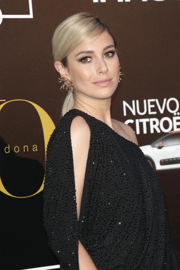 La coleta es un peinado muy fácil, y perfecto también para las fiestas. Copia a Blanca Suárez y apuesta por una coleta baja muy pulida y con raya lateral.