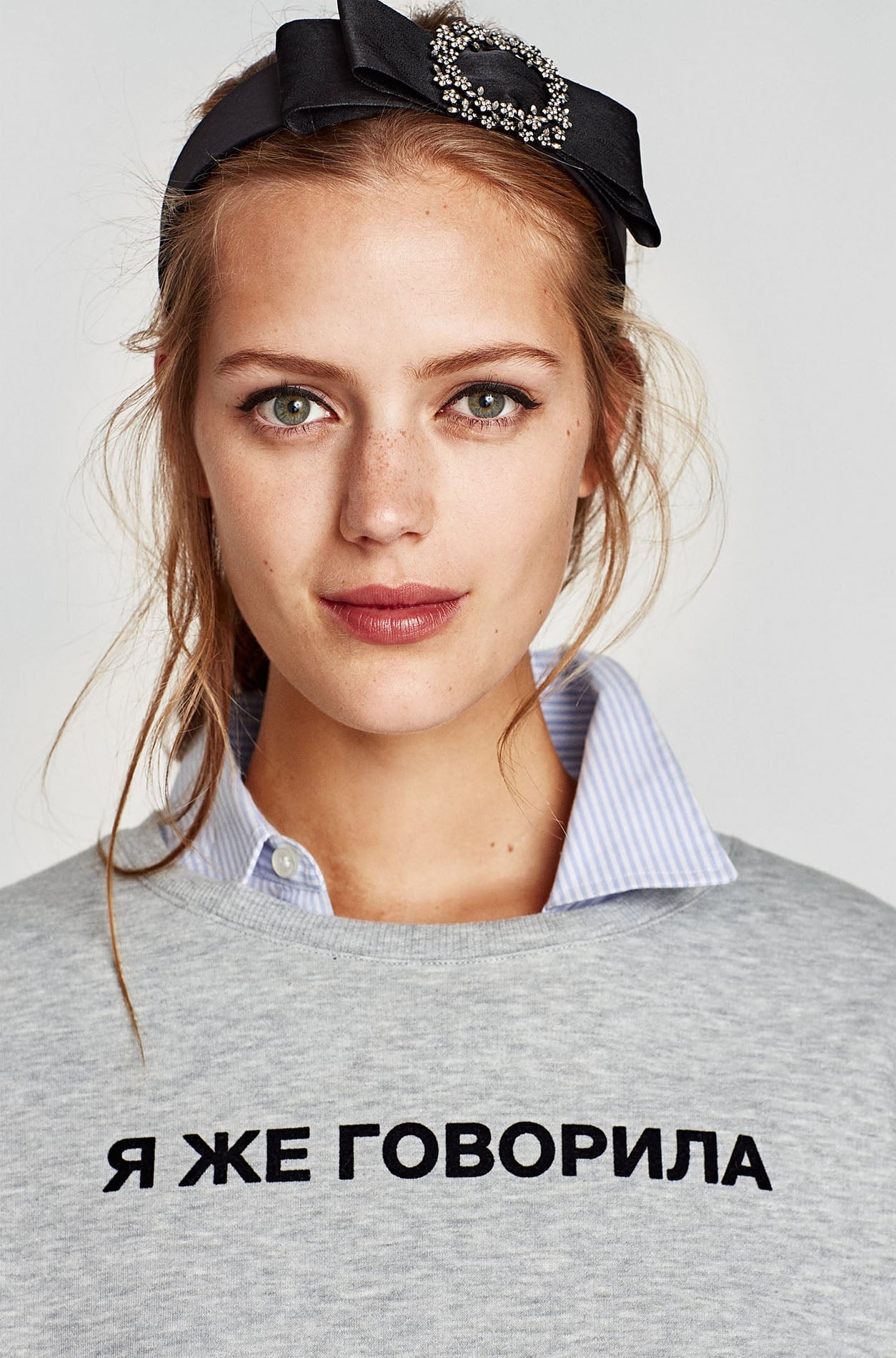 Añade a tu peinado una diadema y tendrás el look perfecto. Esta es de Zara donde encontrarás opciones estilosas a buen precio.