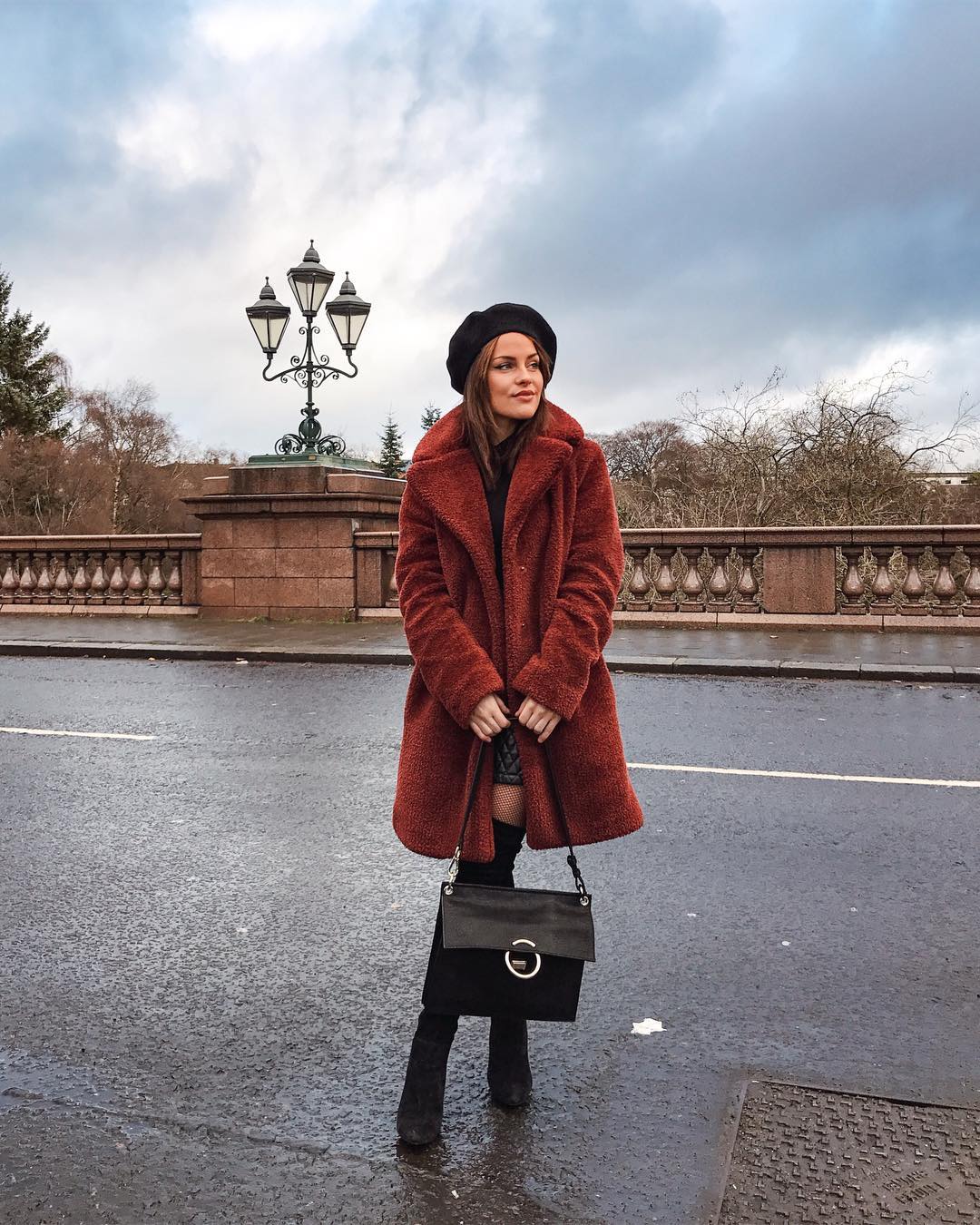 De nuevo botas XL, boina y falda. El abrigo combina con todo y @little_magpie1 lo sabe.