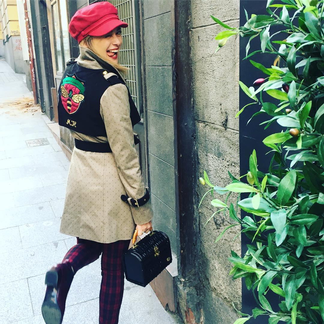 La actriz Marta Hazas también es fan de la gorra marinera. En este caso lleva una de color rojo que resalta sus looks de colores más apagados.