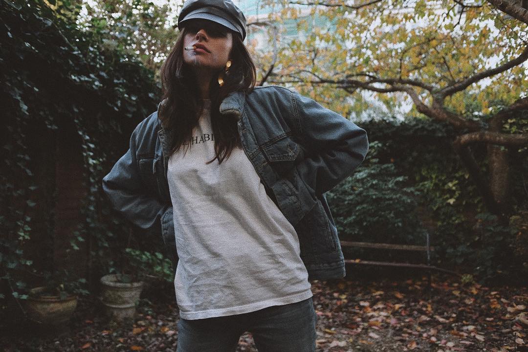 Rocio Crusset también lleva su gorra allá por donde va. En esta ocasión en Londres, donde posa con un cigarrillo en un jardín.