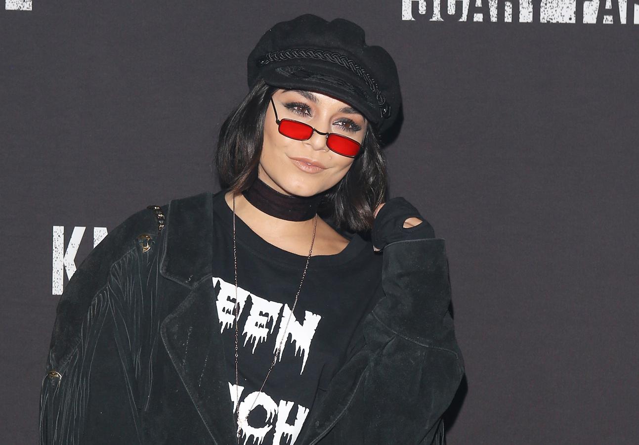 La actriz Vanessa Hudgens posó en el photocall con un look que nos gusta mucho. ¡No podía faltar su gorra marinera!