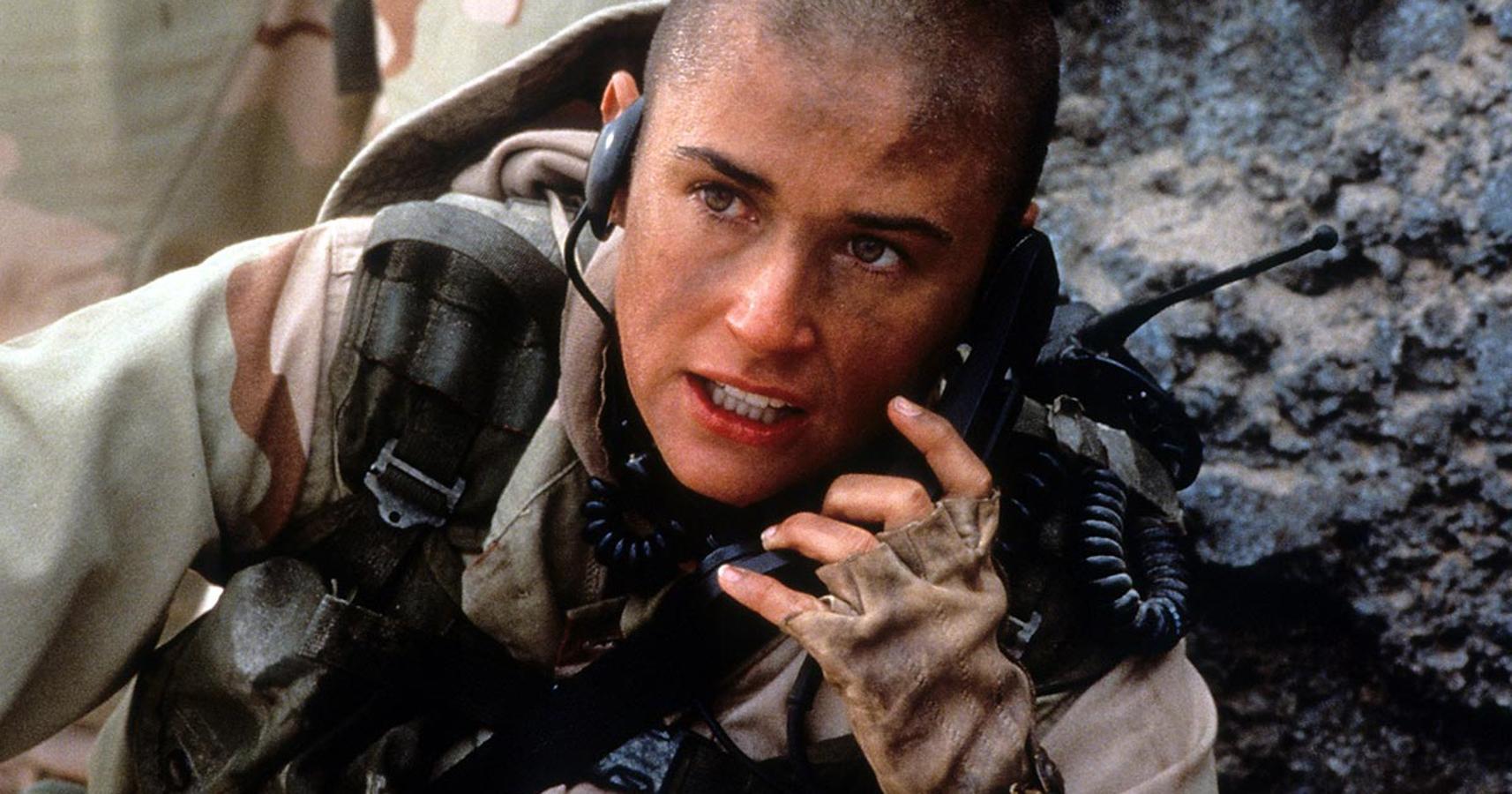 Hoy en día estamos más acostumbradas, pero por aquella época (1997) no era muy común ver lo que era capaz de hacer una mujer en el ejército. Demi Moore se rapó y se puso (muy) en forma para interpretar un papel en el que no la veíamos, después de 'Ghost', pero que bordó y que ha pasado a la historia.