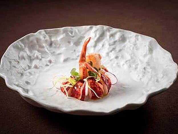 Bogavante azul, bisque aromatizado con galanga y jengibre, verduritas anisadas.