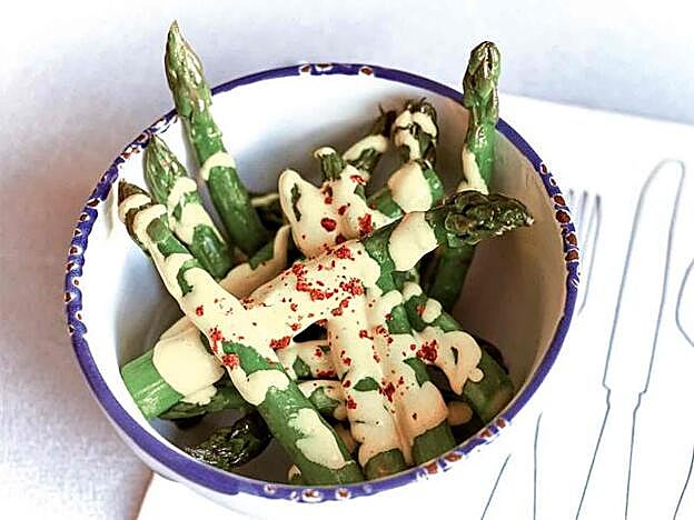 Resultado final de nuestros espárragos con salsa holandesa.